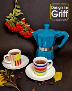 Espressokocher mit Espressotassen